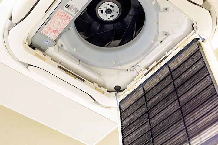 業務用エアコンのフィルターの外し方をタイプ別にご紹介・注意点も解説